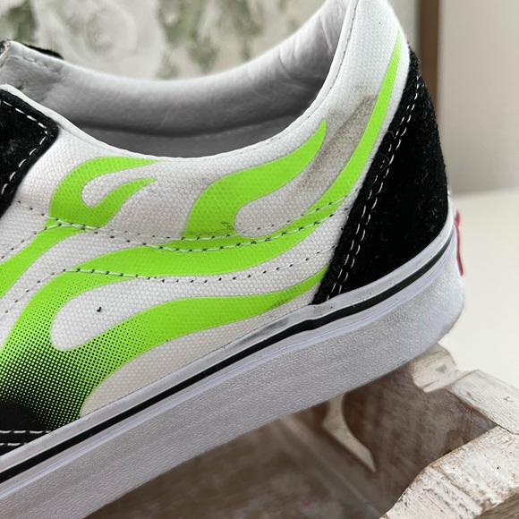 Vans with green flames size 6 mens/7.5 womens - Picture 5 of 6